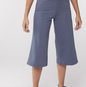 Patagonia women's stem gem rock crops size large, dolomite blue